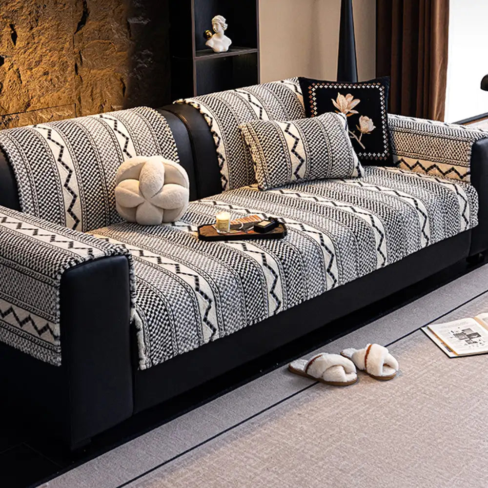 Classic Plaid Plush Scratch-Resistant Comfortable Non-Slip Couch Cove... detail view 9 | Petix pet supplies for dogs and cats